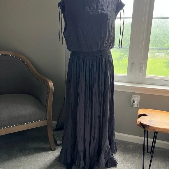 open lace back dress L'Agence Sleeveless Pleated Maxi Dress Ivory Dot Print Size 4  Celebrity  Owned